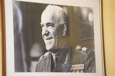 女儿艾拉珍藏的父亲朱可夫的老照片。