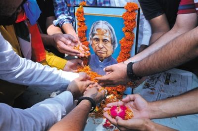 7月28日，印度民众纪念前总统卡拉姆。