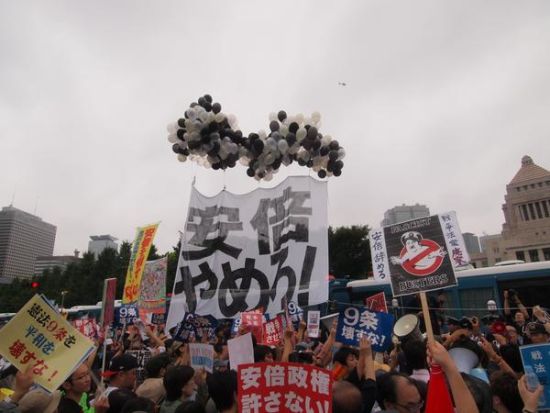 示威者打出的标语：“安倍住手！”