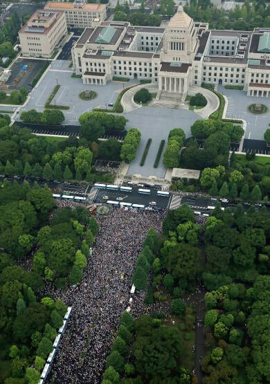 聚集在国会议事堂外的民众