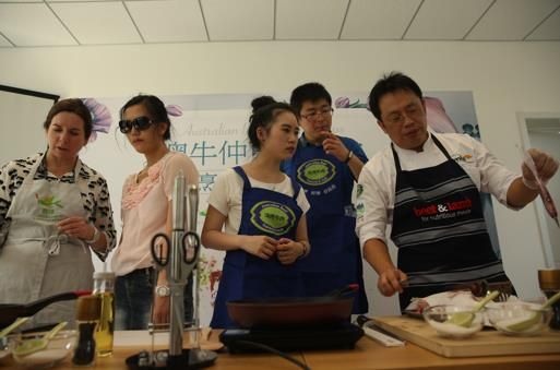 活动现场教授牛肉烹饪技巧