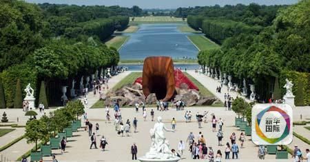 “王后的阴道”放在法国凡尔赛宫的庭院中央