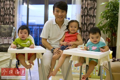 上海的蒋（音）先生与美国代孕母亲为他们夫妇孕育的三个子女 