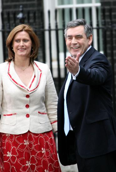 英国女王当天正式任命现任工党领袖布朗为首相,并授权他组建新内阁.