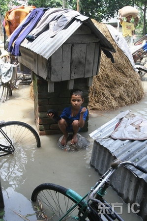 图文:蹲在脸盆上的小男孩
