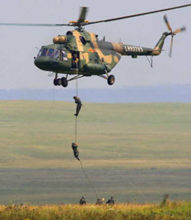 直升机上滑落8月6日,在俄罗斯车里雅宾斯克举行的实兵合练中,参演部队