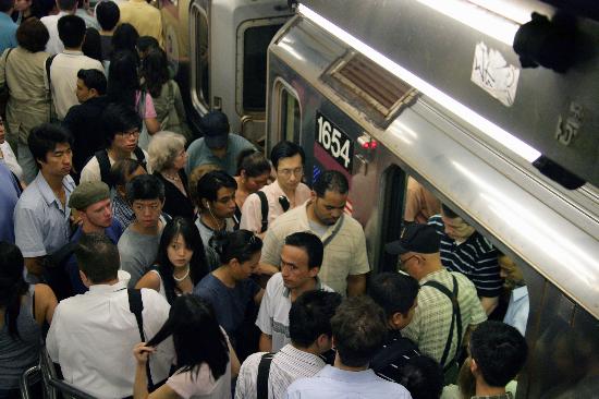 国际新闻 正文      8月8日,美国纽约7号线地铁大中央车站拥挤不堪