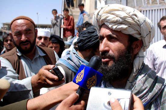 图文:塔利班代表在接受采访