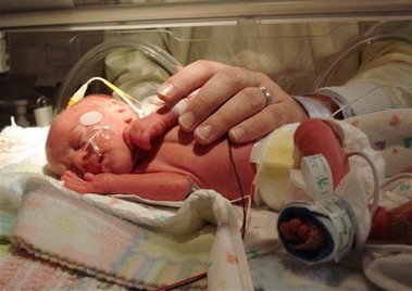 加拿大妇女生下同卵四胞胎(组图)