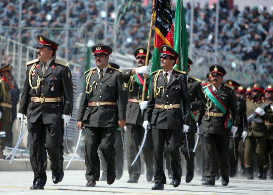 图文:阿富汗庆祝第88个独立日(2)8月19日,阿富汗仪仗队在首都喀布尔