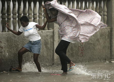 图文:海地遭飓风迪安袭击