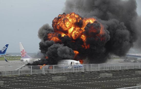 图文:台湾客机冲绳爆炸起火(2)
