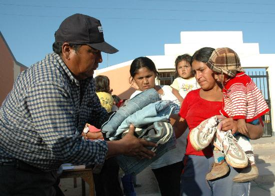 图文:秘鲁为灾民发放救济物资(5)