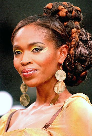 图文:戴大耳环的非洲模特(1)