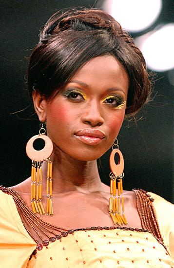 图文戴大耳环的非洲模特2