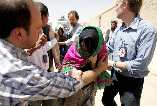 图文红十字人员搀扶被释放韩国女人质离开