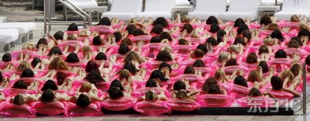 图文:200名裸女参加行为艺术拍摄