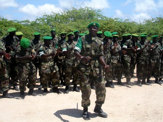 在索马里首都摩加迪沙南部的乌干达维和部队军营,士兵们参加庆祝活动