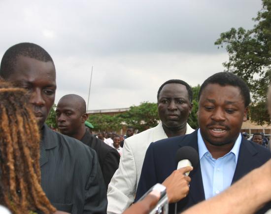 国际新闻 正文       10月14日,多哥总统福雷(右)在首都洛美的埃亚