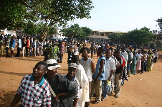 多哥选民在首都洛美的埃亚德马将军兵营国立小学投票站排队等候投票