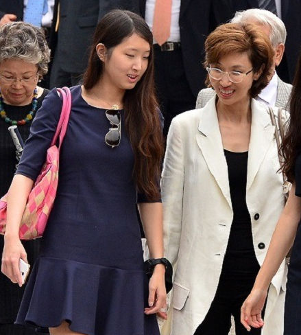 崔敏静(左)及其母亲卢素英(右) (网页截图)