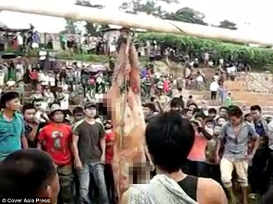 图像显示这名18岁的男子被挂在数千民众面前活活打死。与此前民众劫狱打死强奸犯的事件都发生在印度东北部的那加兰邦。 