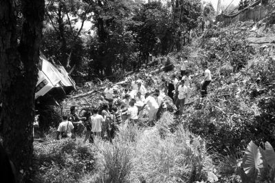      救援人员运送伤者。新华社发