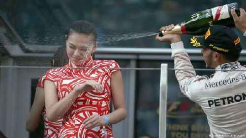 引发争议的一幕（图片来源：德国之声中文网）