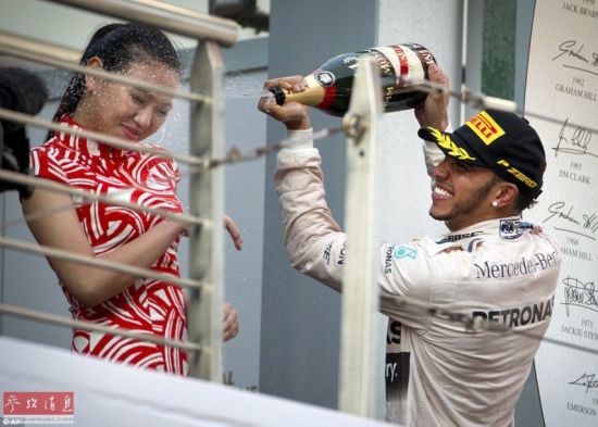 礼仪看起来对于汉密尔顿此举并无好感。一个反对性别歧视的组织谴责汉密尔顿的行为是“自私和轻率的”，并且说他应该被迫道歉。