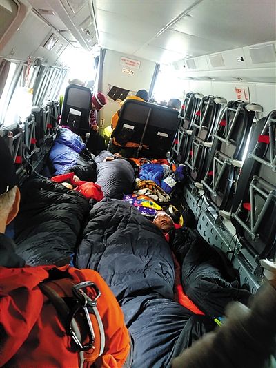 26日，中国女子登山队的伤员在救援飞机内休息。