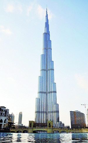 哈利法塔，原名迪拜塔，位于阿联酋，是世界第一高楼，高828米，共有162层。