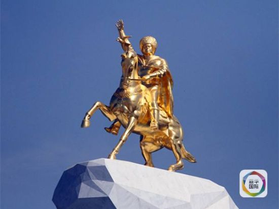 土库曼斯坦给现任总统树金像