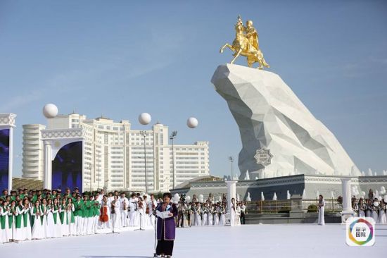 土库曼斯坦议长努尔别尔德耶娃为金像剪彩