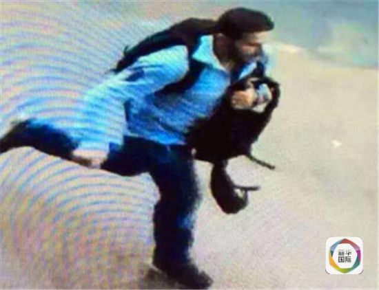 图为迪拜大厦天意超市监控拍到劫匪嫌疑人。图片源自迪拜中文网