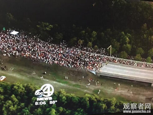 游行者充满道路