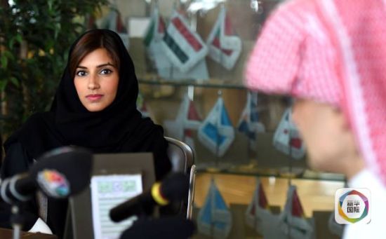 在新闻发布会上，瓦利德的女儿（左）在看着他