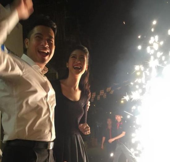 身高1.7米的准机长荧李东方在2015年5月的生日宴会上与男友著名歌手张世荣在一起。（图片：越南媒体） 