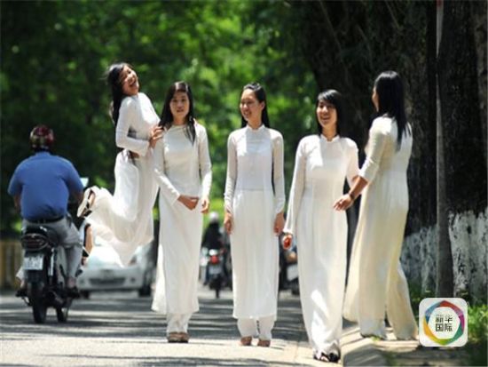 图为身着越南传统奥黛的妇女。