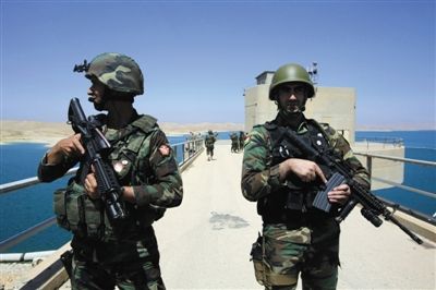 21日，库尔德士兵驻守摩苏尔大坝。当日，美军继续空袭大坝附近的ISIS武装，帮助库尔德武装巩固胜利成果。