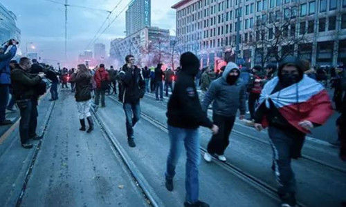 2012年11月11日，波兰华沙，参加独立日游行的人群发生骚乱。