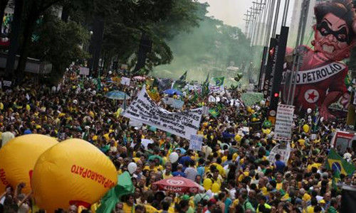 巴西圣保罗街头的大规模游行示威景象