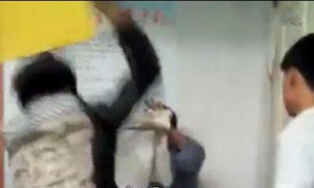 安徽学生群殴老师（视频截图）