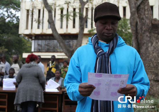 一位选民在查阅候选人的信息