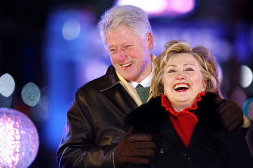 2009年新年，希拉里与克林顿在纽约时代广场（资料图）