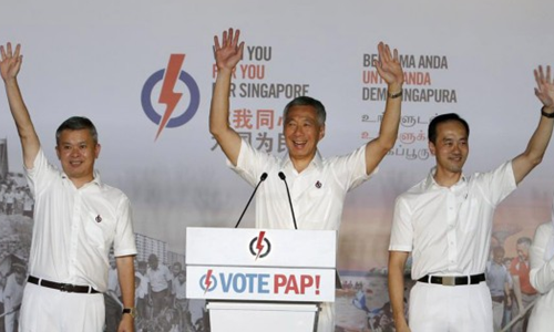 9月12日，新加坡人民行动党秘书长李显龙（中）和支持者庆祝选举胜利
