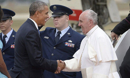 奥巴马迎接到访的方济各