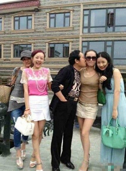 网曝王林与自己干女儿们的吻照
