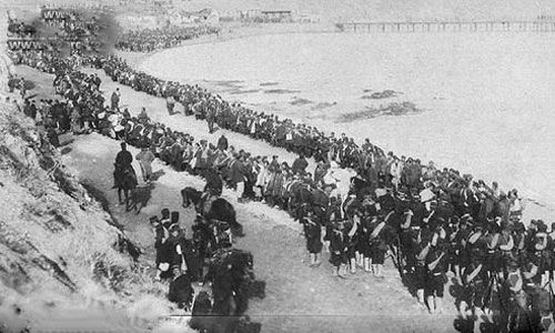 1894年前后的中国处于明显衰落中，而当年发生、第二年结束的甲午战争，大体能看做是压垮中国的“最后一根稻草”。之后的一个甲子，中国的苦难不堪回首。