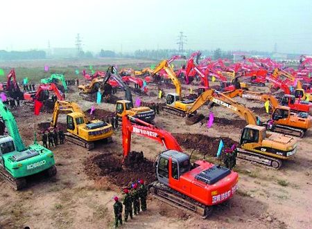 蓝翔挖掘机作业