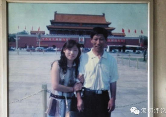 多年前，潘小梅和父亲在天安门前的合影照片。王嘉宁 摄 